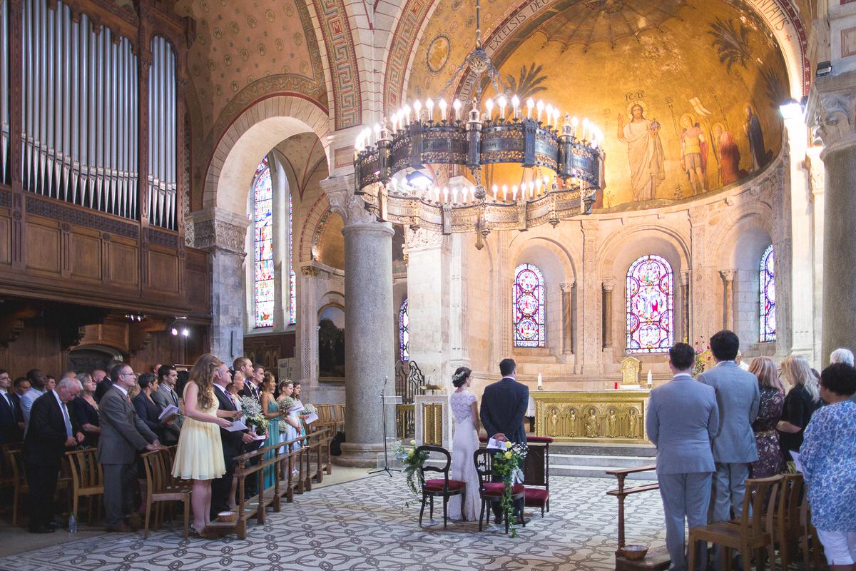 Cérémonie lors du mariage à l'église d'Ainay à Lyon 2.