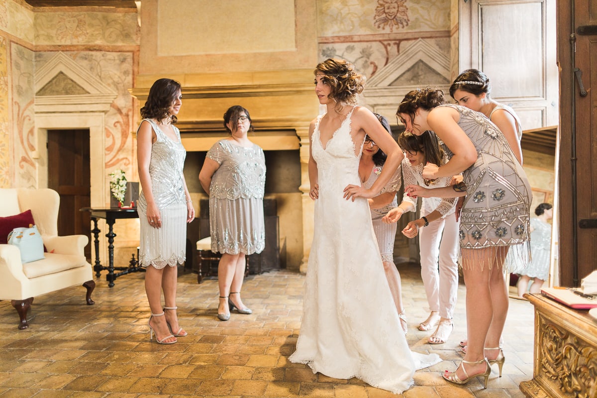 Les préparatifs de la mariée lors du mariage au Château de Bagnols sur le thème Gatsby.