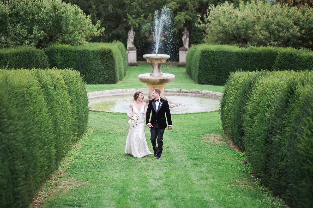 Les photos de couple lors du mariage au Château de Bagnols sur le thème Gatsby.