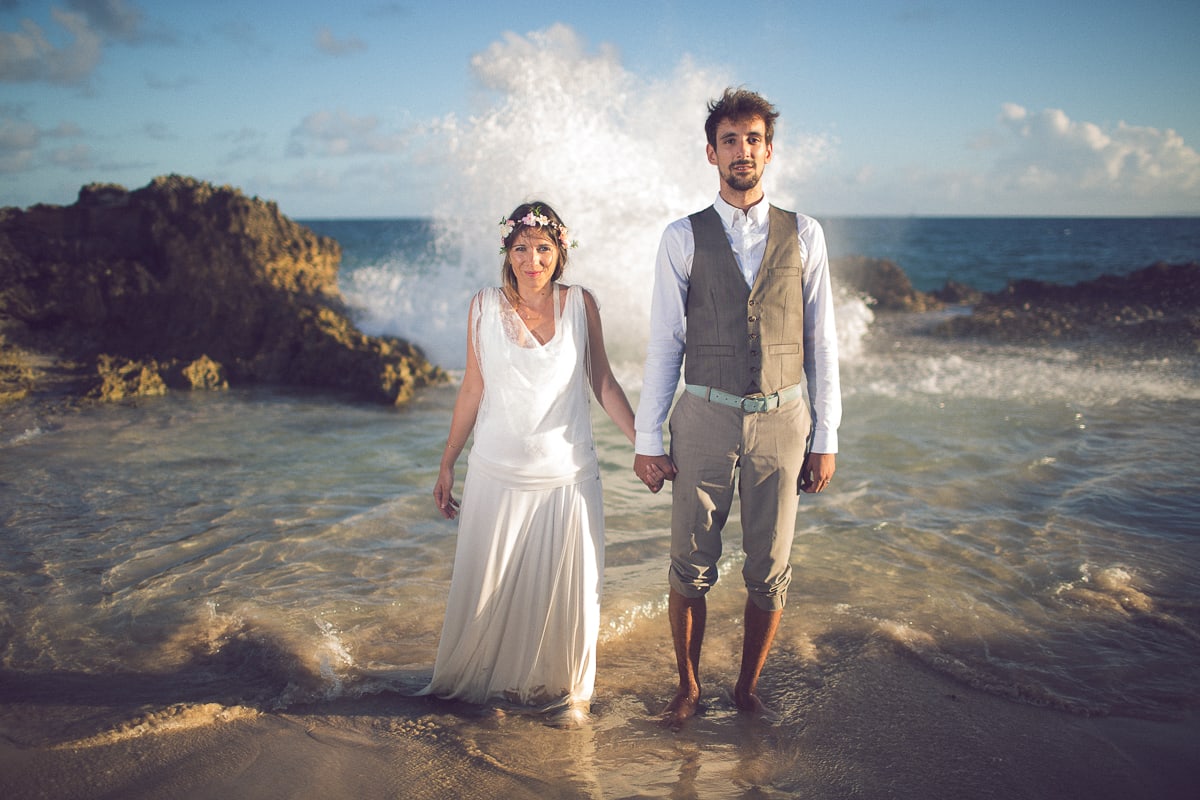 Photos de couple pendant le mariage en Guadeloupe à Sainte Anne par le photographe Sylvain Bouzat.