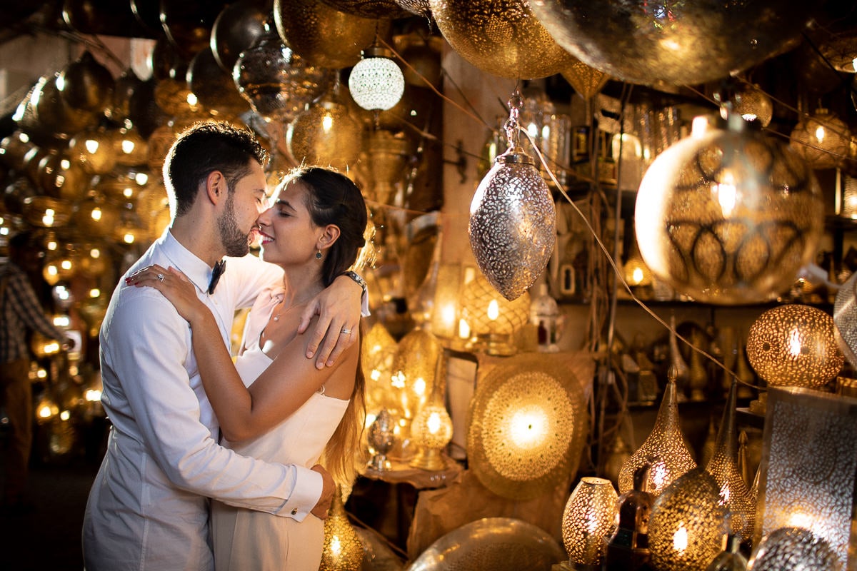 Couple session in the Medina in Marrakech by wedding photographer Sylvain Bouzat.
