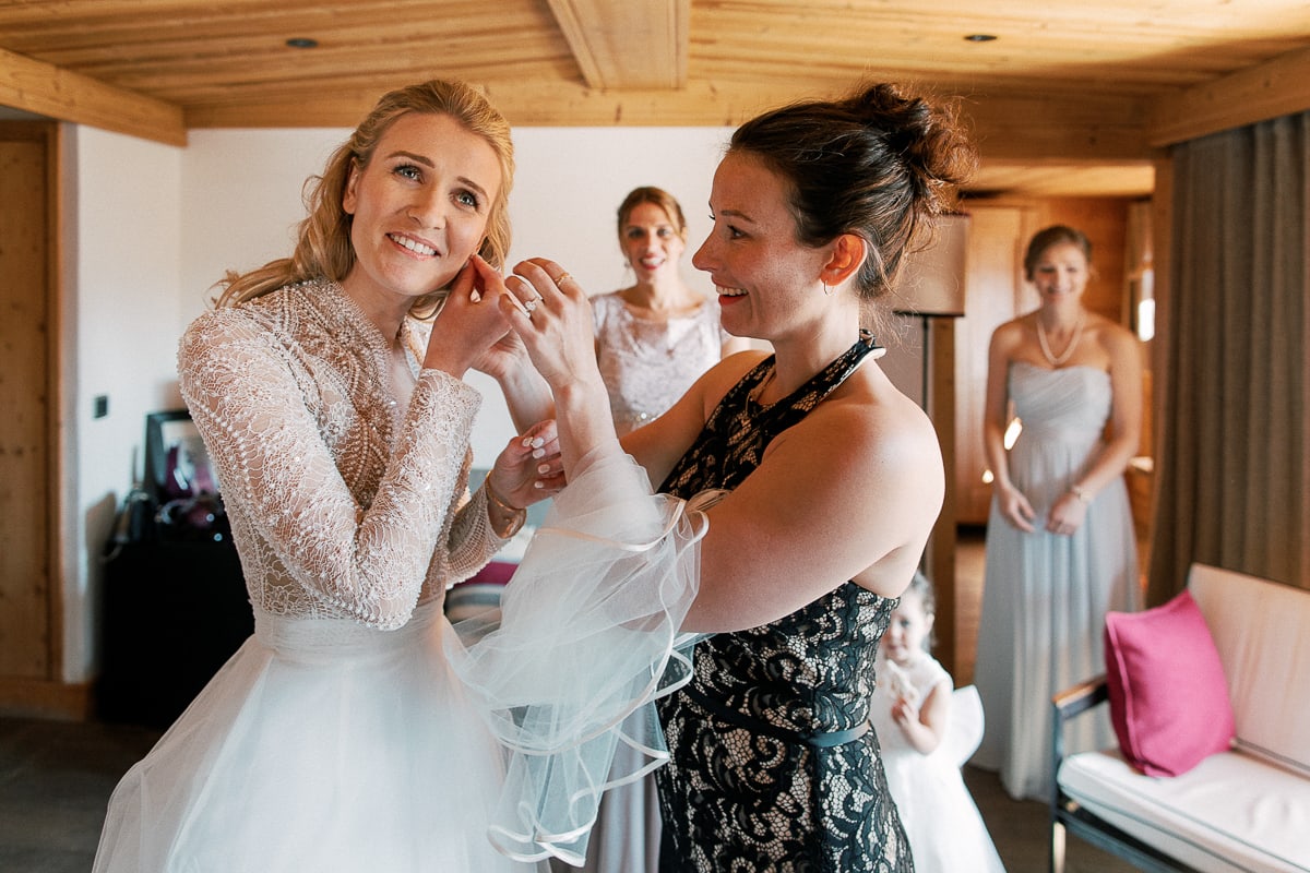 Wedding preparations in Megeve at the Hotel Alpaga by the photographer Sylvain Bouzat.