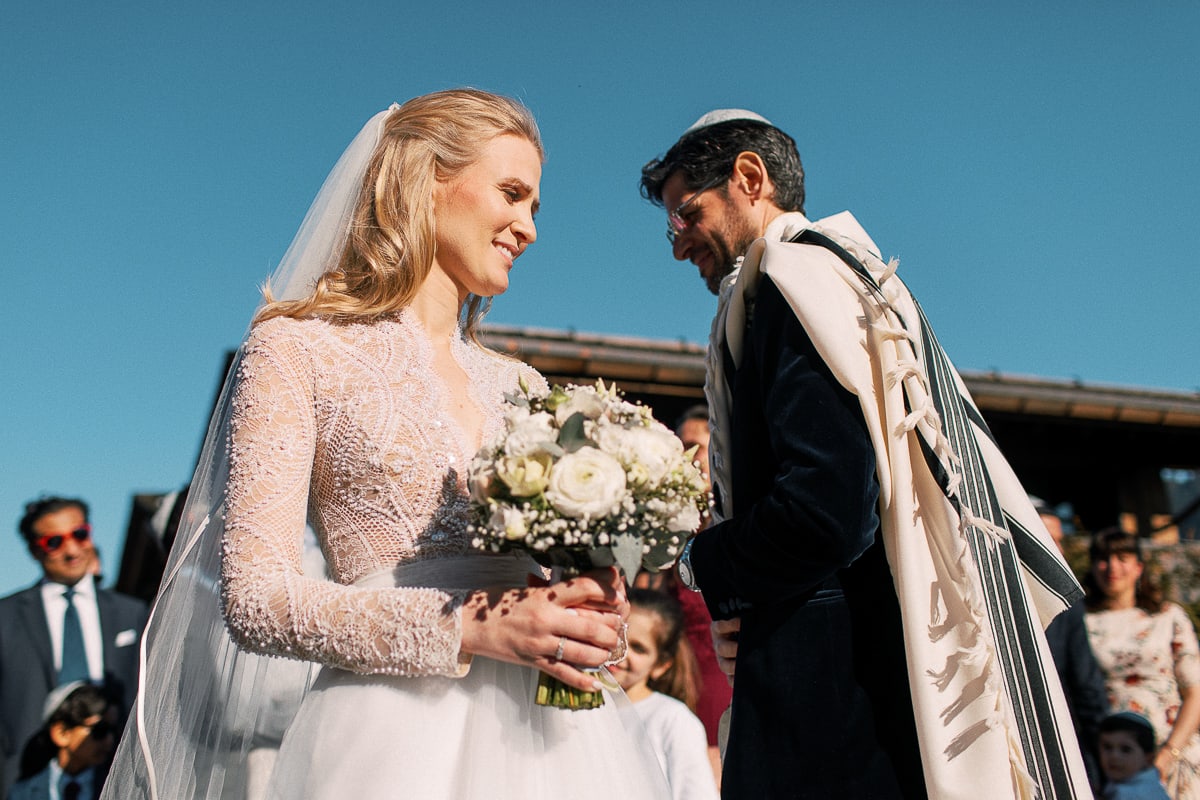 Cérémonie juive du mariage à Megève à l'Hôtel Alpaga par le photographe Sylvain Bouzat.