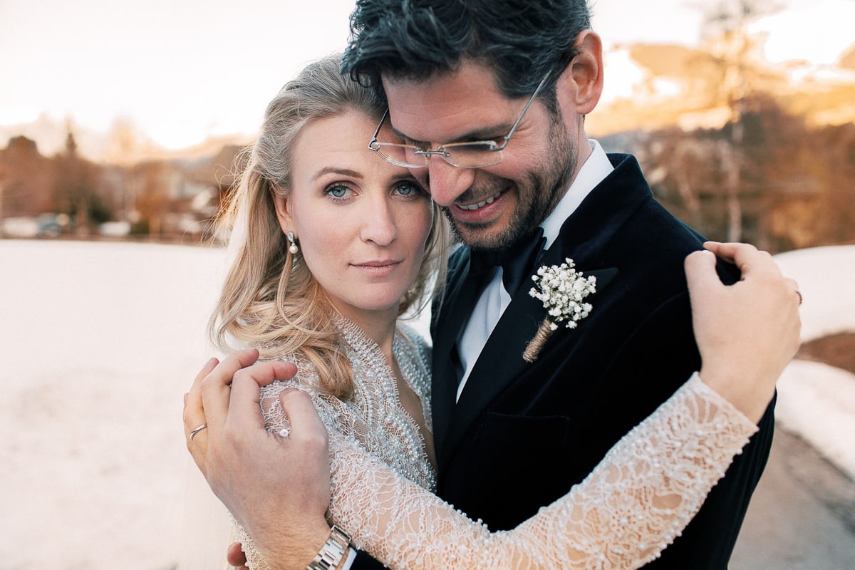 Photos de couple lors du mariage à Megève à l'Hôtel Alpaga par le photographe Sylvain Bouzat.