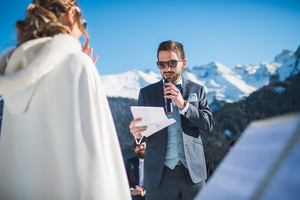 La cérémonie pendant un mariage à la montagne par le photographe Sylvain Bouzat.