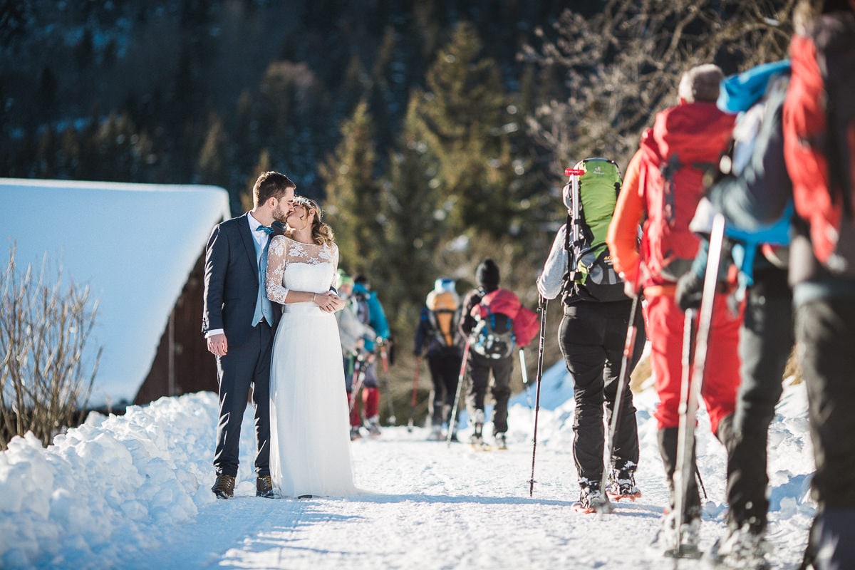 les photos de couple pendant un mariage à la montagne par le photographe Sylvain Bouzat.