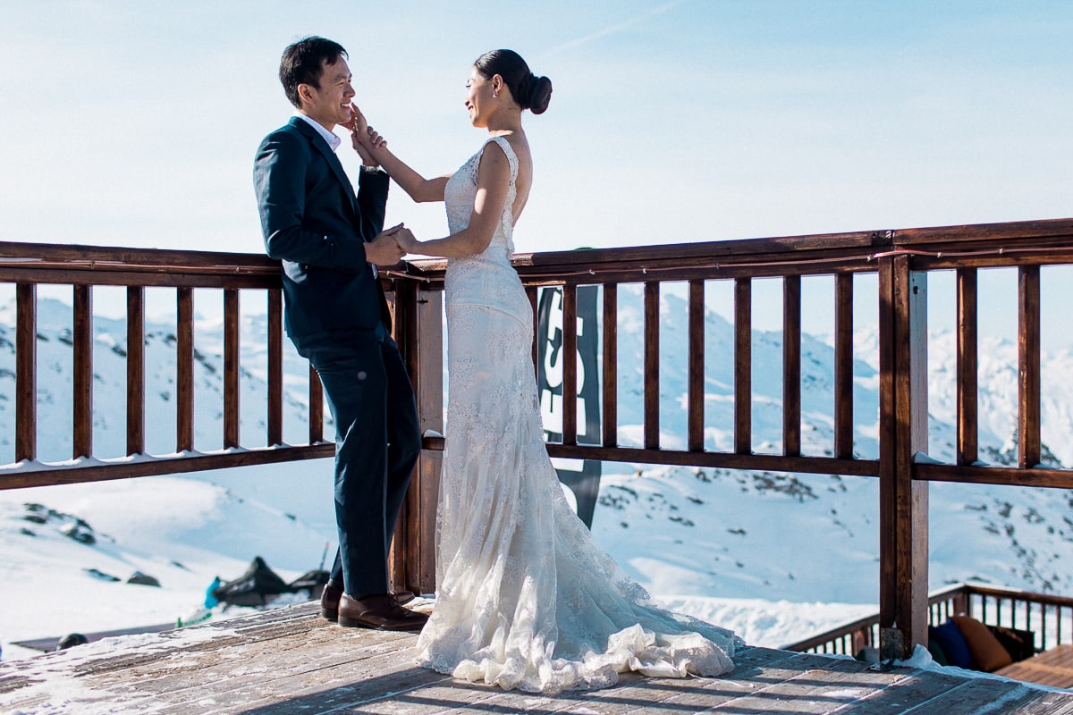 Alps couple session in the mountains in Val Thorens by wedding photographer Sylvain Bouzat.