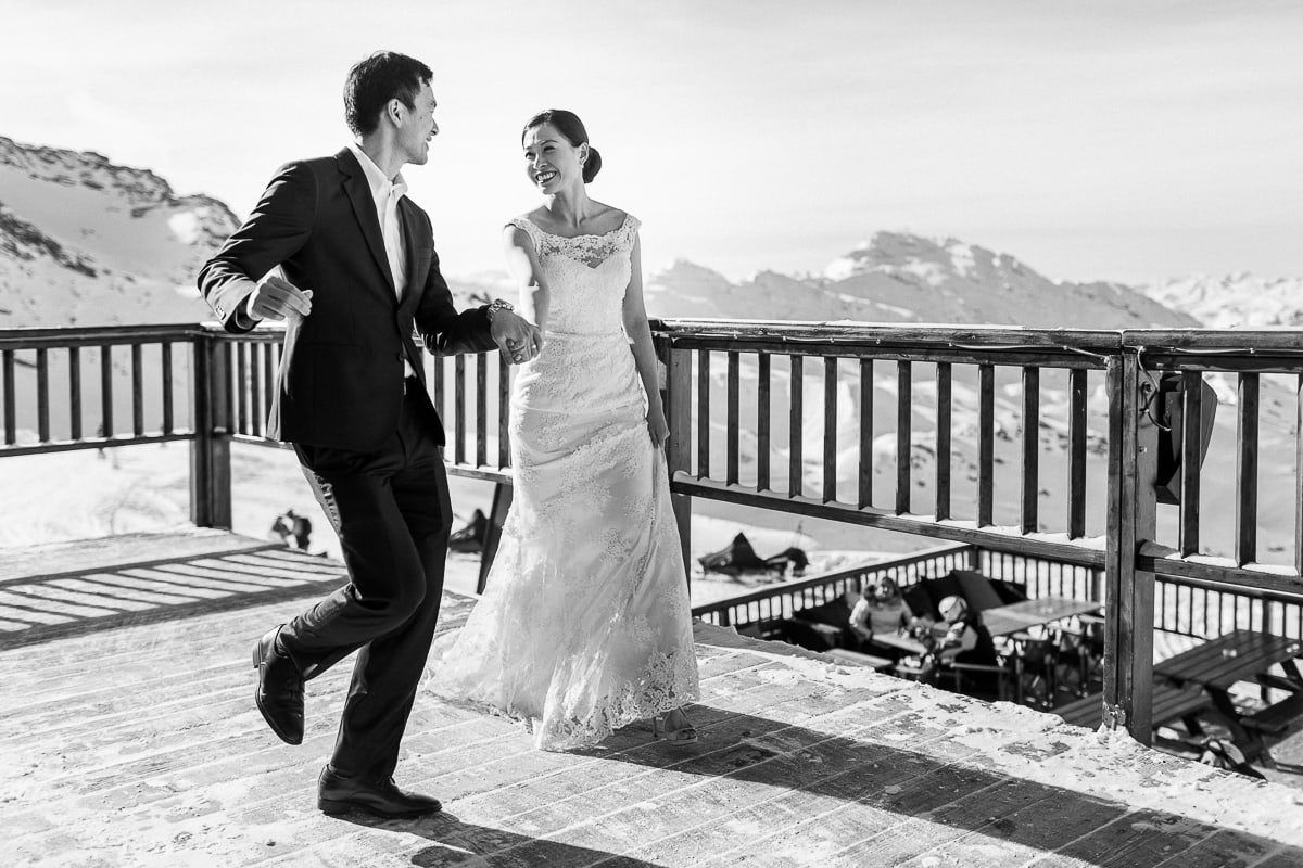 Photos de couple à la montagne à Val Thorens par le photographe de mariage Sylvain Bouzat.