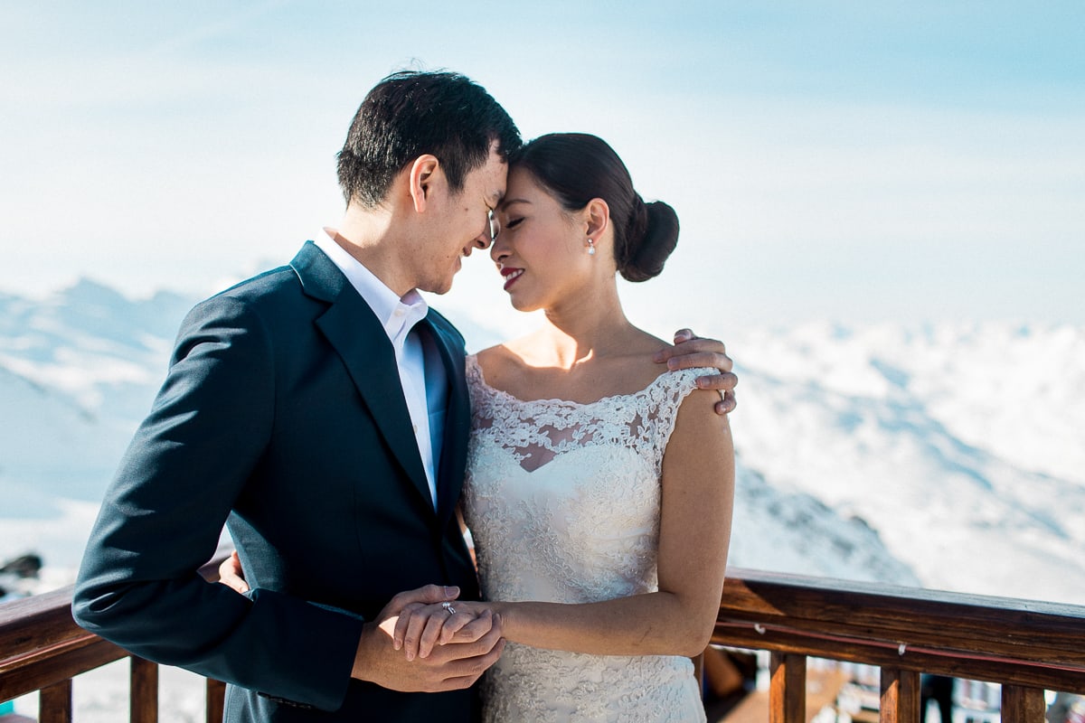 Photos de couple à la montagne à Val Thorens par le photographe de mariage Sylvain Bouzat.