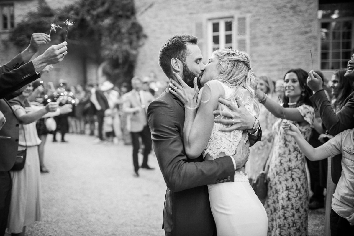 Un couple s'embrasse devant les invités lors de leur mariage à Bordeaux en Aquitaine.