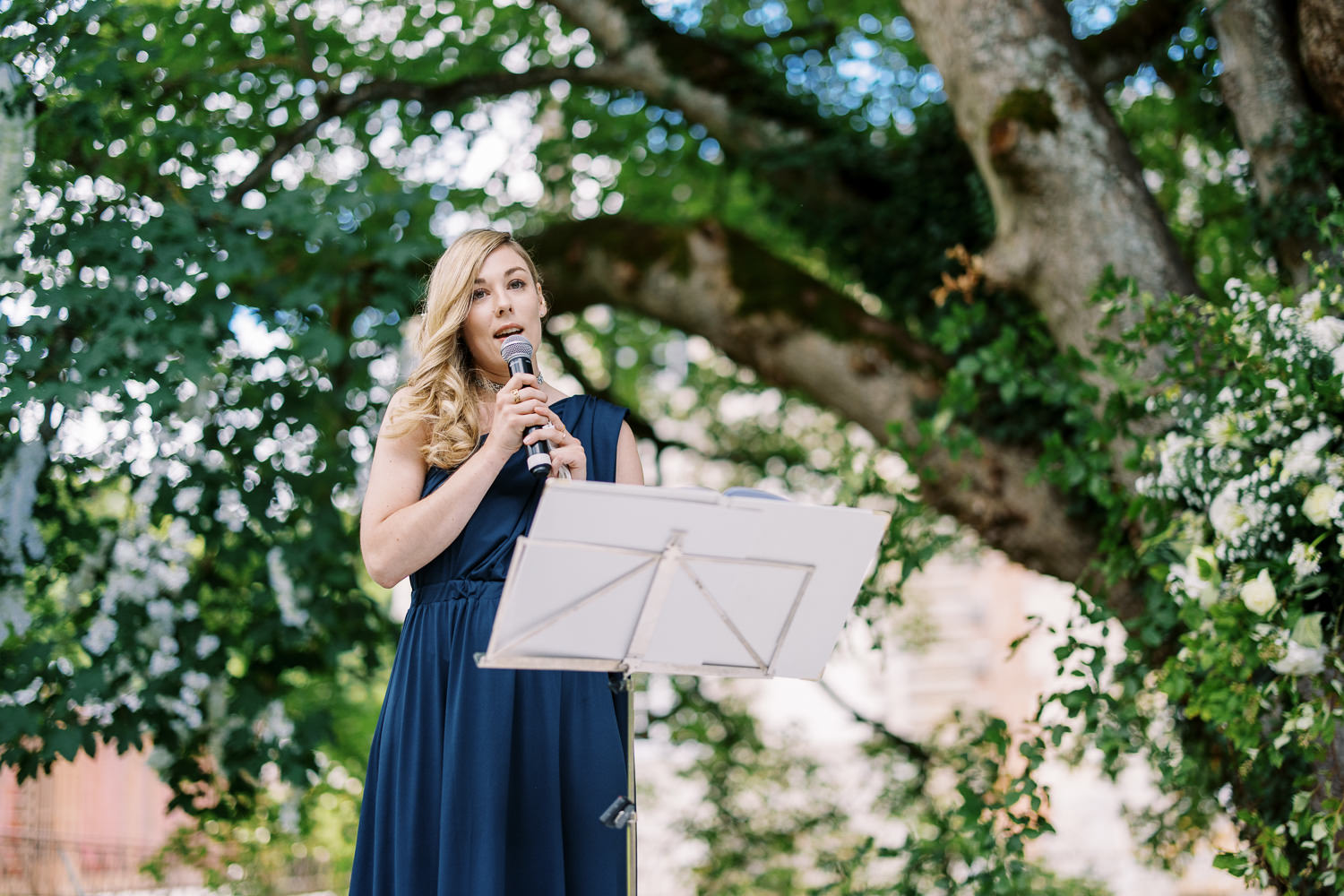 Discours de la témoin lors de la cérémonie de mariage dans les jardins du Château de Vallery.