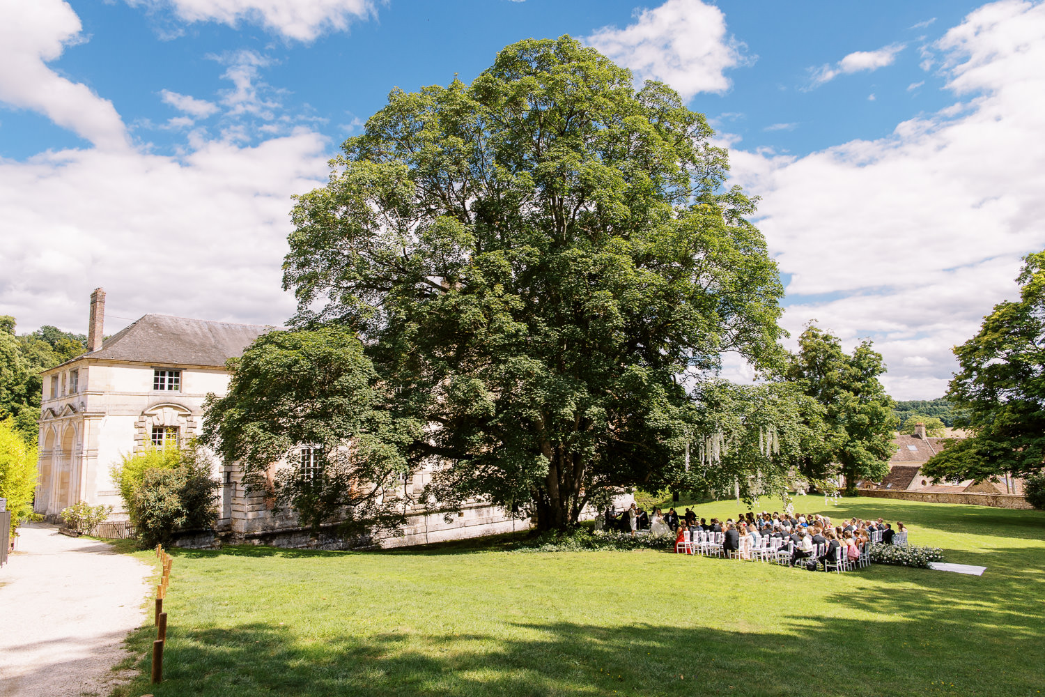 La cérémonie du mariage dans les jardins du Château de Vallery.