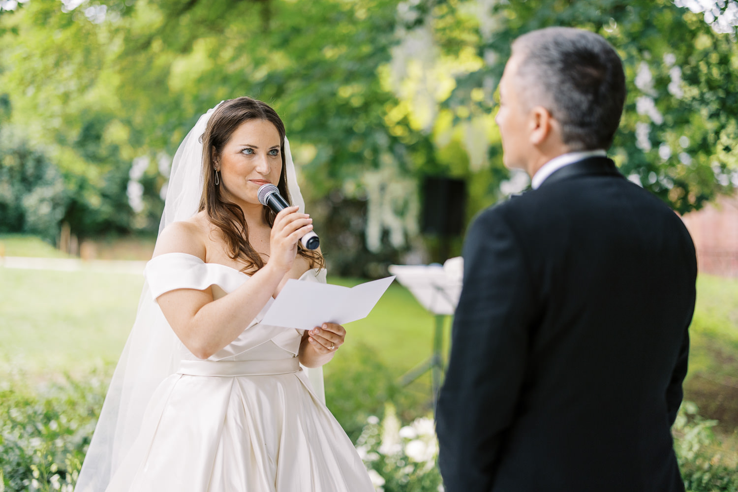 La mariée fait son discours pendant la cérémonie de mariage en extérieur au Château de Vallery.
