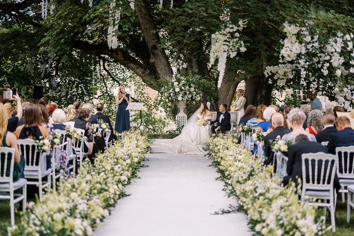 La cérémonie du mariage dans les jardins du Château de Vallery.