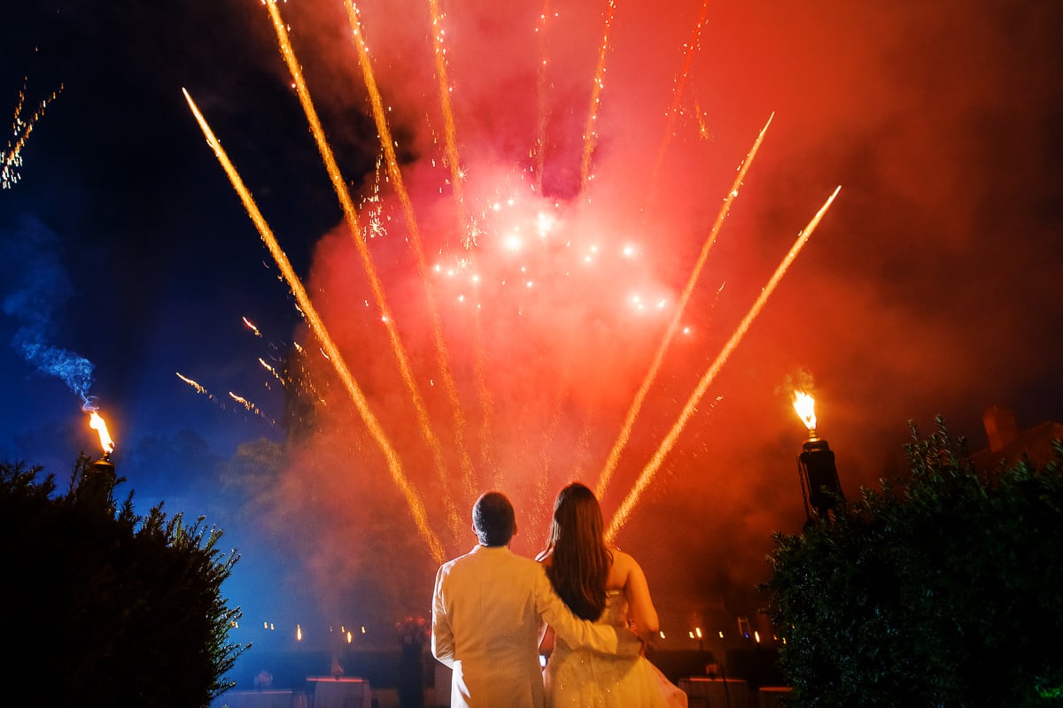 Les mariés face à un magnifique feux d'artifice au Château de Vallery.