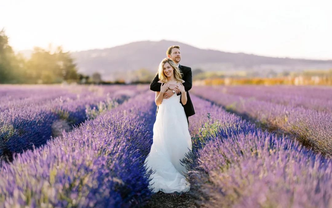 Votre séance photo de couple dans les lavandes de Provence : elopements, demandes en mariage et séances romantiques