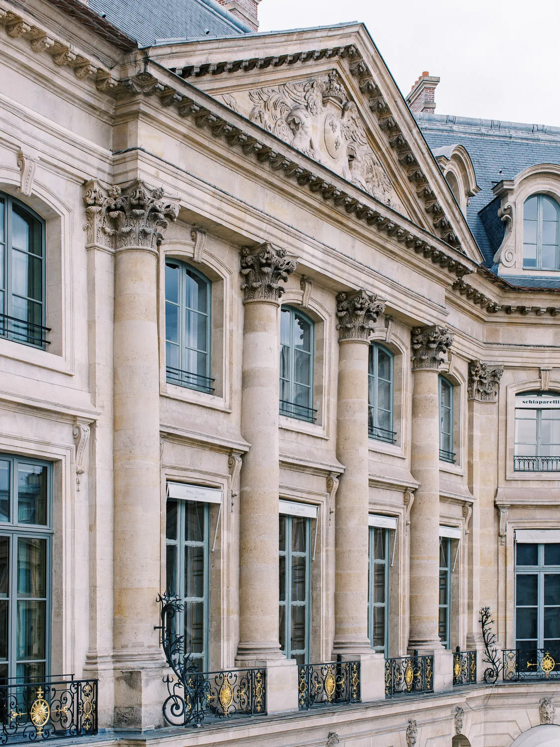 Classic Parisian architecture detail of the Ritz Paris hotel facade - photo by Wedding photographer Ritz Paris. Photographe mariage Ritz Paris