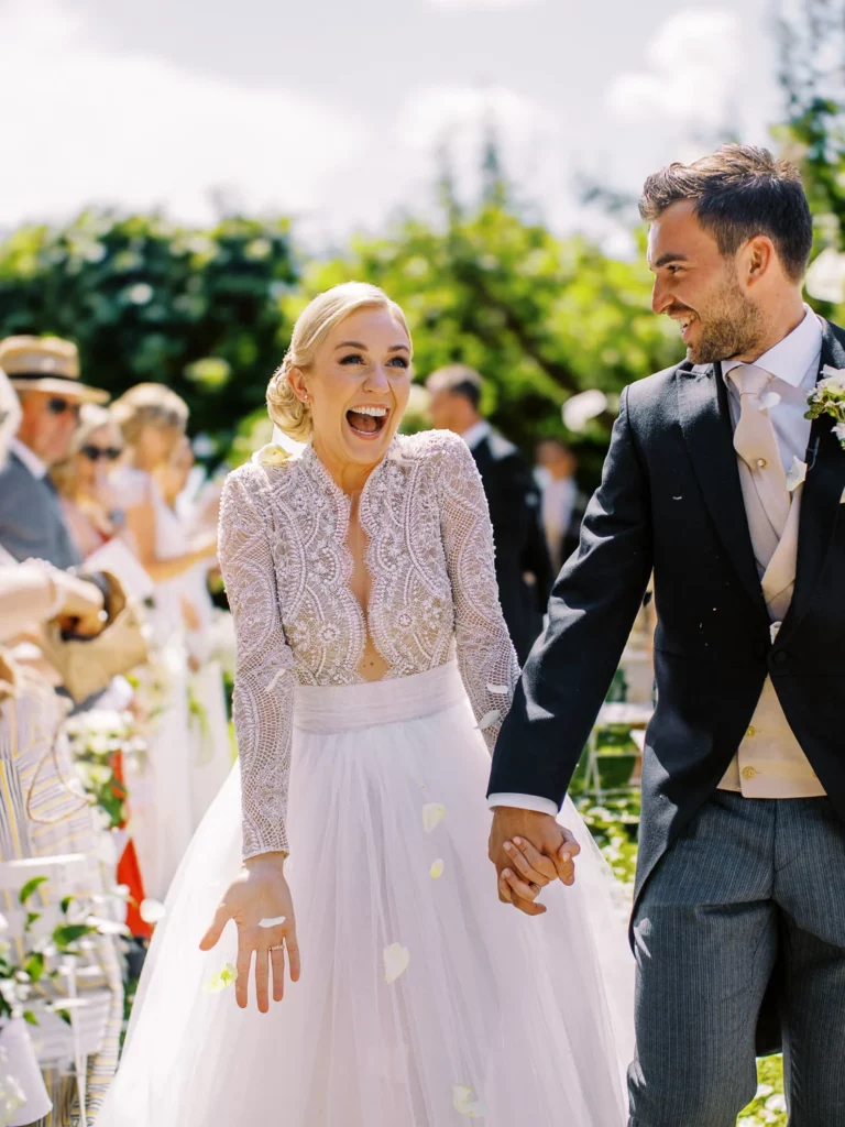 Sortie de cérémonie avec une belle mariée capturé par le photographe de mariage français Sylvain Bouzat.