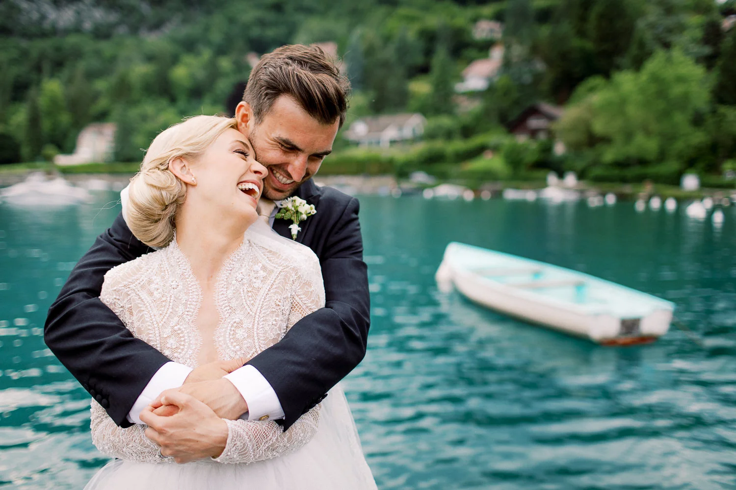Laughing bride and groom embracing by Lake Como, captured by a wedding photographer Lake Como. Photographe Mariage Lac de Côme.