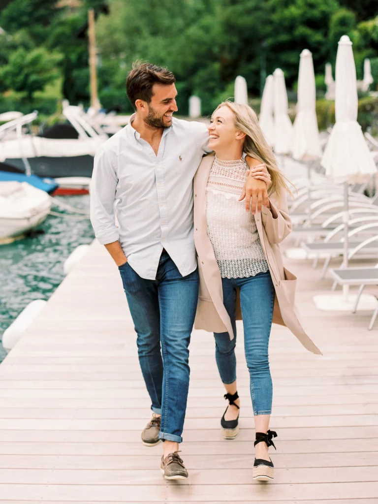 Couple s'enlaçant sur un ponton au lac d'Annecy lors d'une séance photo de couple wedding photographer.