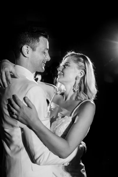 Black and white first dance by a French wedding photographer in a luxury ballroom setting.