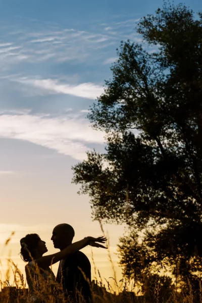 Silhouette of a couple at sunset by a french wedding photographer.