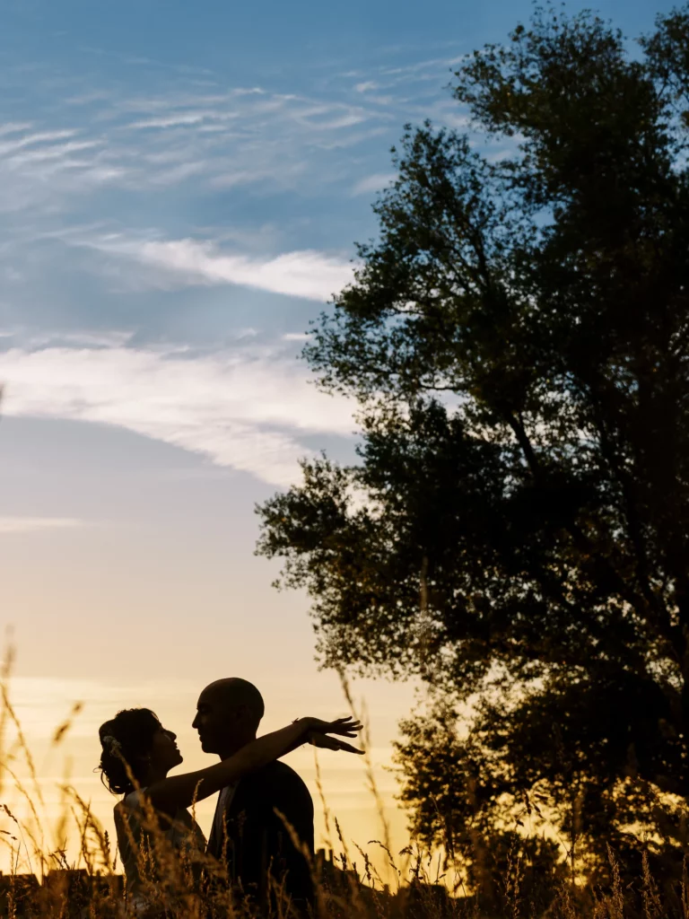 Silhouette of a couple at sunset by a french wedding photographer.