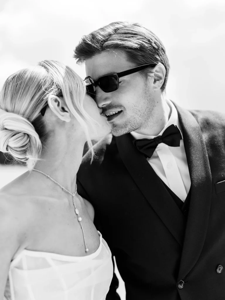 13-best-editorial-wedding-photos-chic-intimate-black-white-kiss