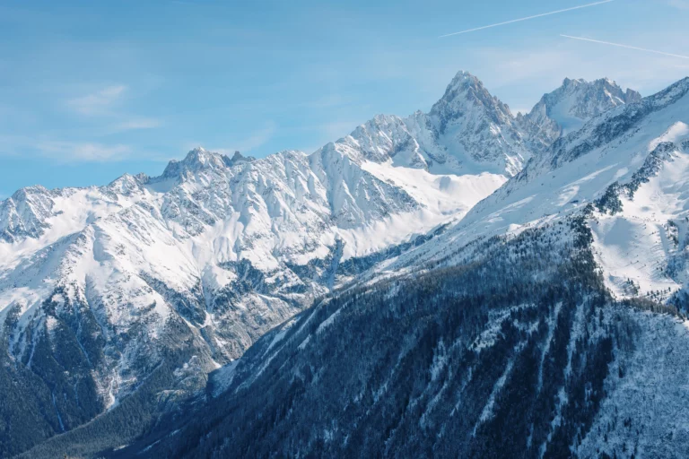 Sommets alpins enneigés à Chamonix capturés par un photographe de mariage pour un elopement de luxe.