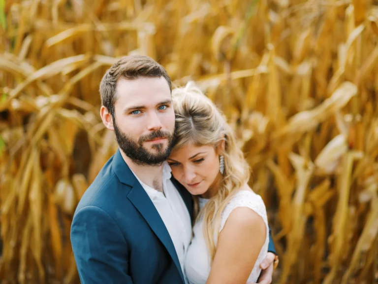 Portrait intime d'un couple dans un champ doré capturé par un photographe de mariage photo de couple.