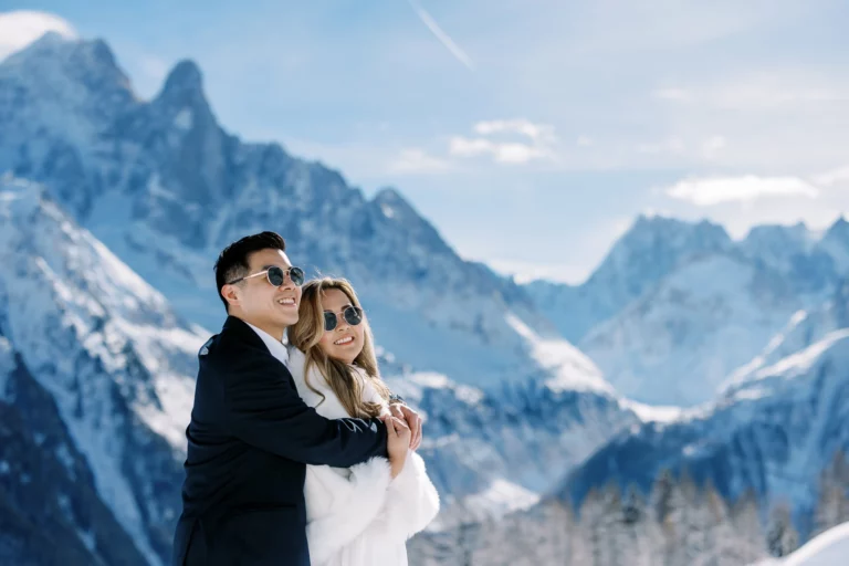 Couple s'enlaçant dans les montagnes enneigées, capturé par un photographe de mariage à Chamonix.