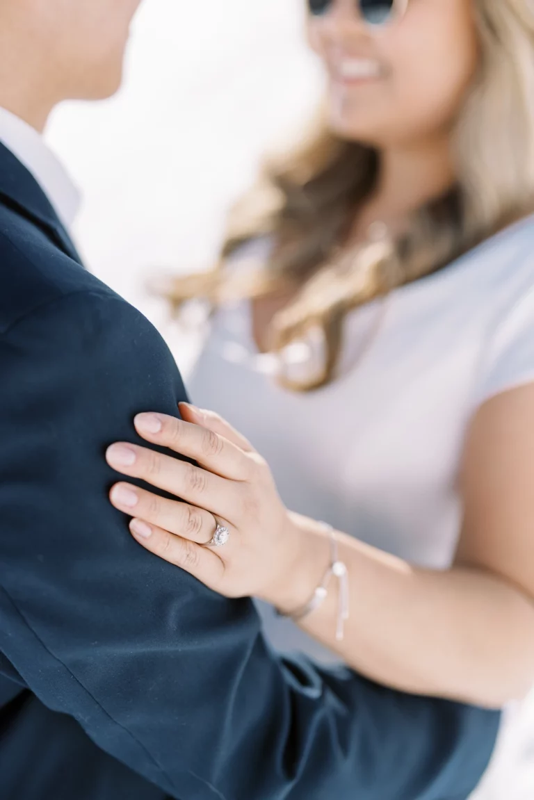 Gros plan détaillé d'une bague de fiançailles en diamant par un photographe de mariage.