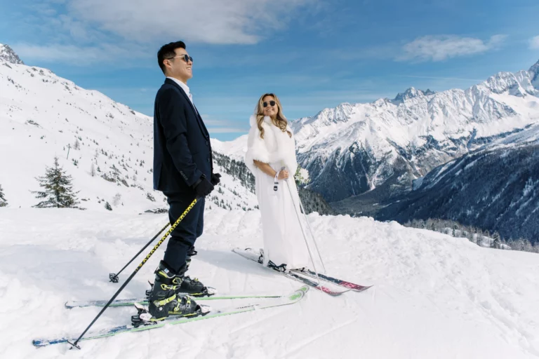 Mariés skiant à Chamonix capturés par un photographe de mariage professionnel.