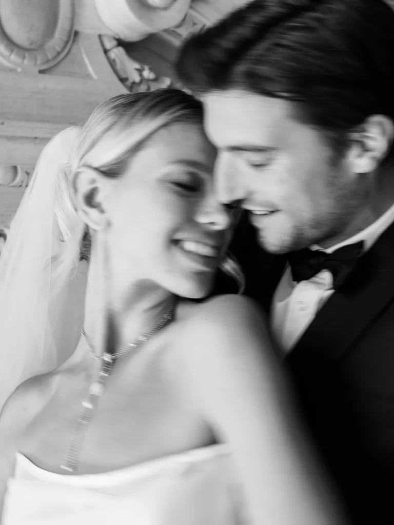 18-best-editorial-wedding-photos-black-white-artistic-blur-intimate