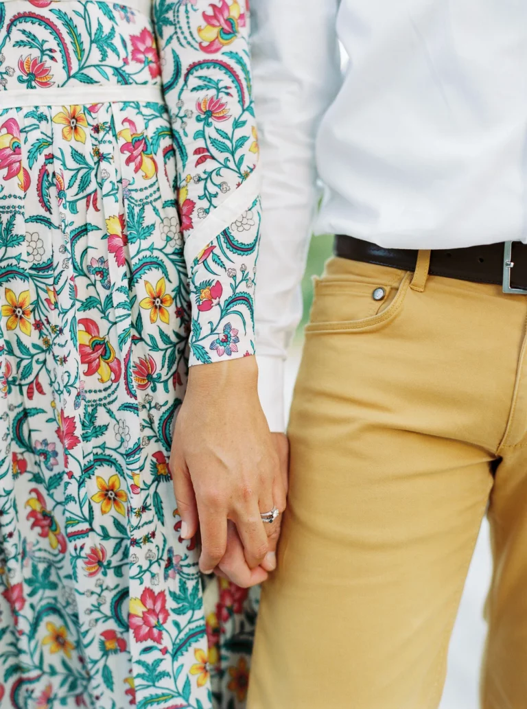 Gros plan d'un couple main dans la main par un photographe de mariage mettant l'accent sur la bague.