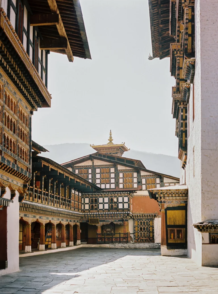 Architecture bhoutanaise complexe d'un Dzong capturée par un photographe de mariage de couple lors d'une escapade de luxe.