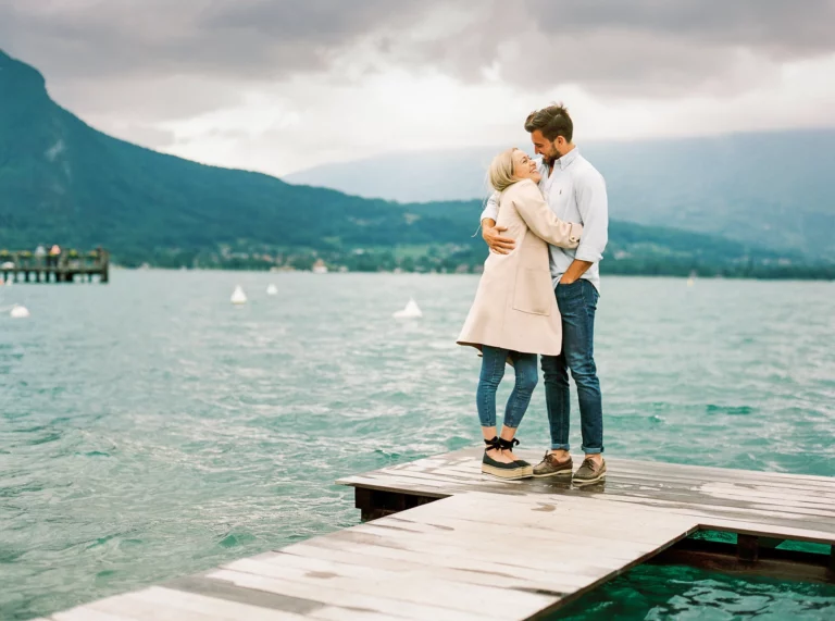 Un couple heureux marchant sur un ponton, immortalisé par un photographe de mariage.