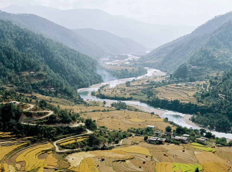 Vue panoramique d'une vallée montagneuse pour un elopement par un photographe de mariage de couple.