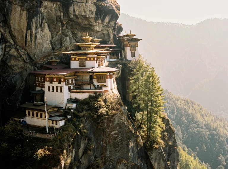 Le monastère Paro Taktsang au Bhoutan immortalisé par un photographe de mariage spécialisé en photo de couple.