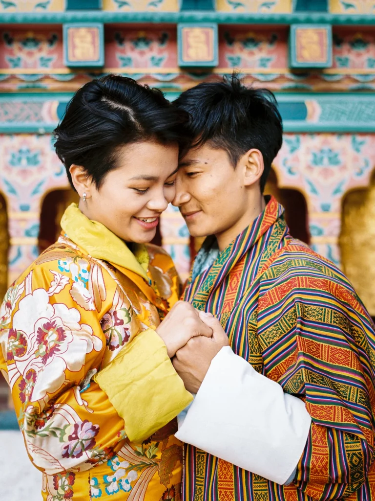Couple bhoutanais en tenue traditionnelle se tenant la main, photo de couple.