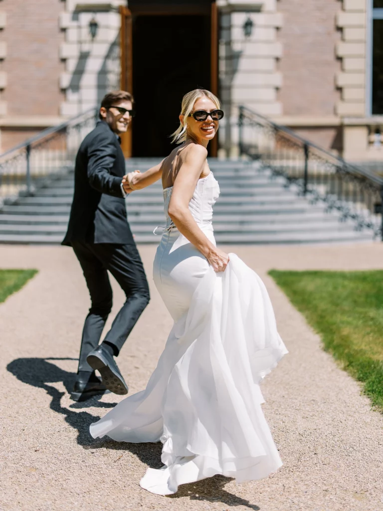 22-best-editorial-wedding-photos-bride-groom-running
