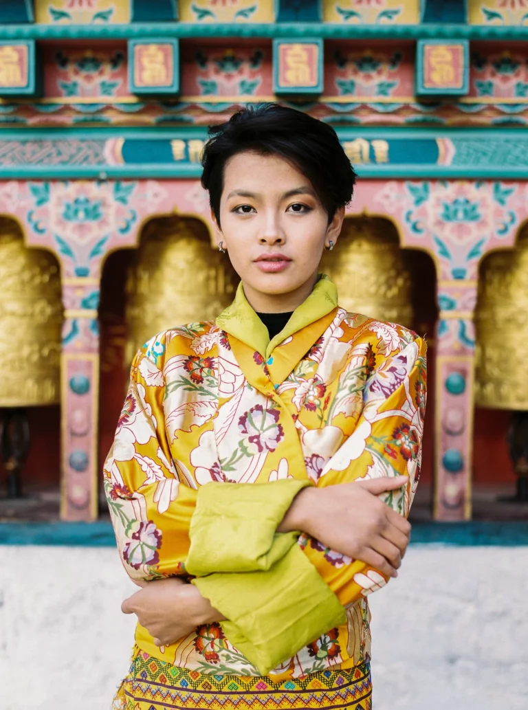 Mariée élégante posant en tenue de soie traditionnelle, capturée par un photographe de couple