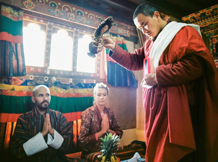 Photographe de mariage de couple au Bhoutan capturant une cérémonie d'élopement bouddhiste traditionnelle.