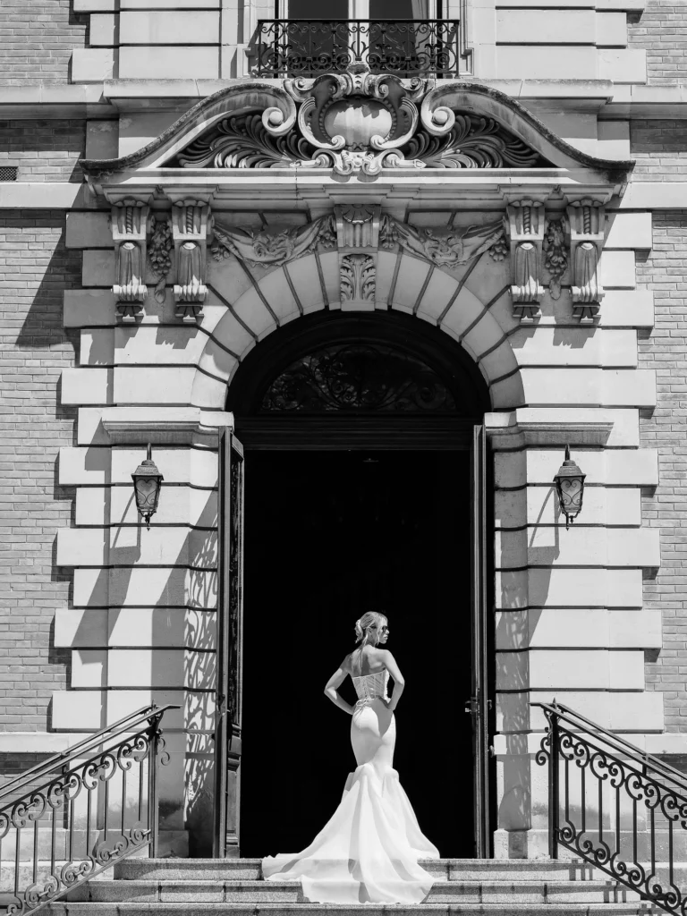 26-best-editorial-wedding-photos-bride-architecture-monochrome-luxury
