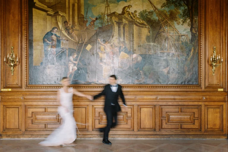 28-best-editorial-wedding-photos-motion-blur-historical-mural