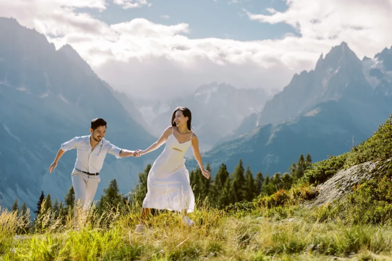 Couple complice courant dans les montagnes de Chamonix saisi par un photographe de mariage lors d'un elopement.