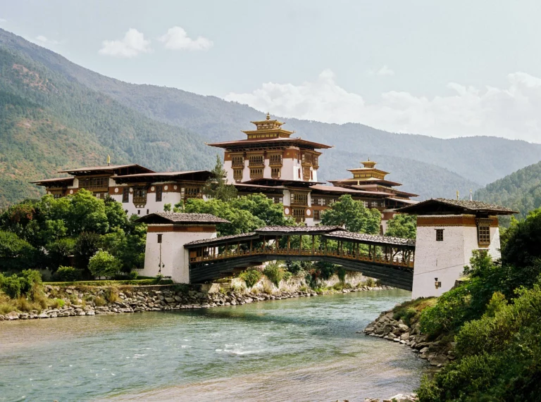 Paysage du Punakha Dzong capturé par un photographe de mariage au Bhoutan pour une fugue amoureuse.