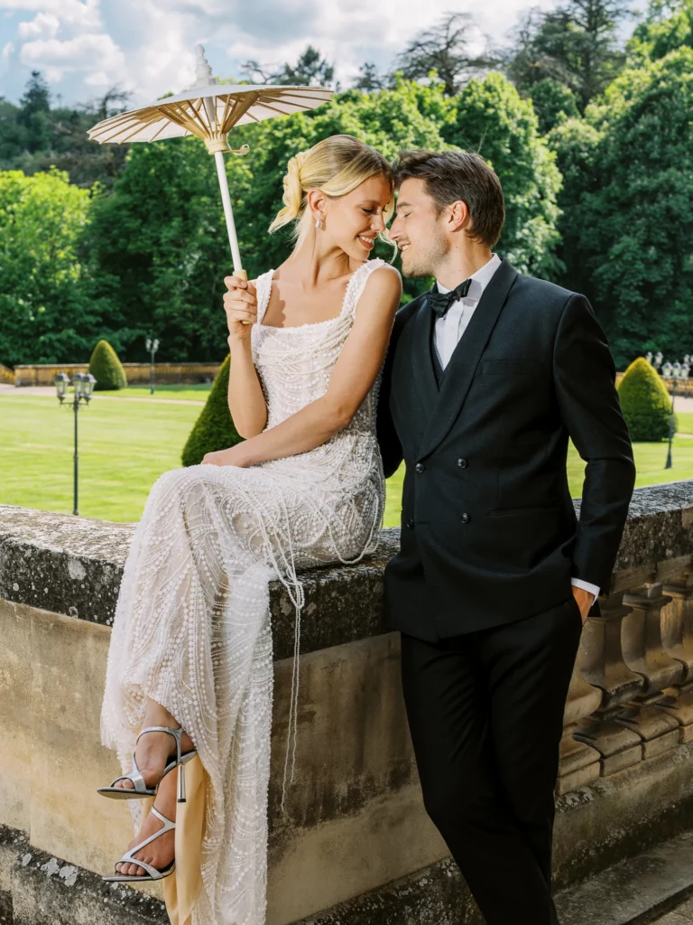 30-best-editorial-wedding-photos-bride-groom-parasol