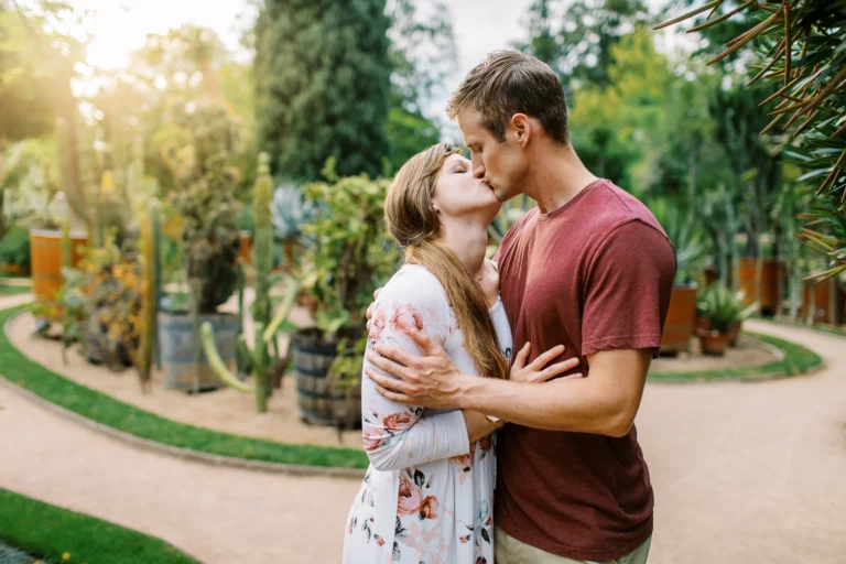 Un baiser passionné dans un jardin botanique capturé par un photographe de mariage photo de couple.