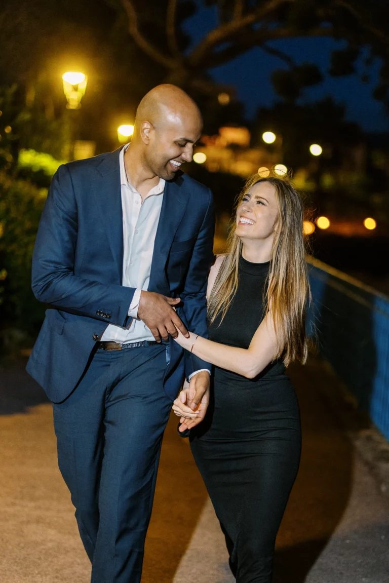 Couple élégant riant lors d'une promenade nocturne capturée par un photographe de mariage photo de couple.